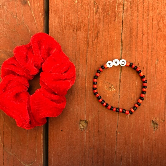 Vampire Diaries bracelet scrunchie & sticker set - Picture 3 of 4